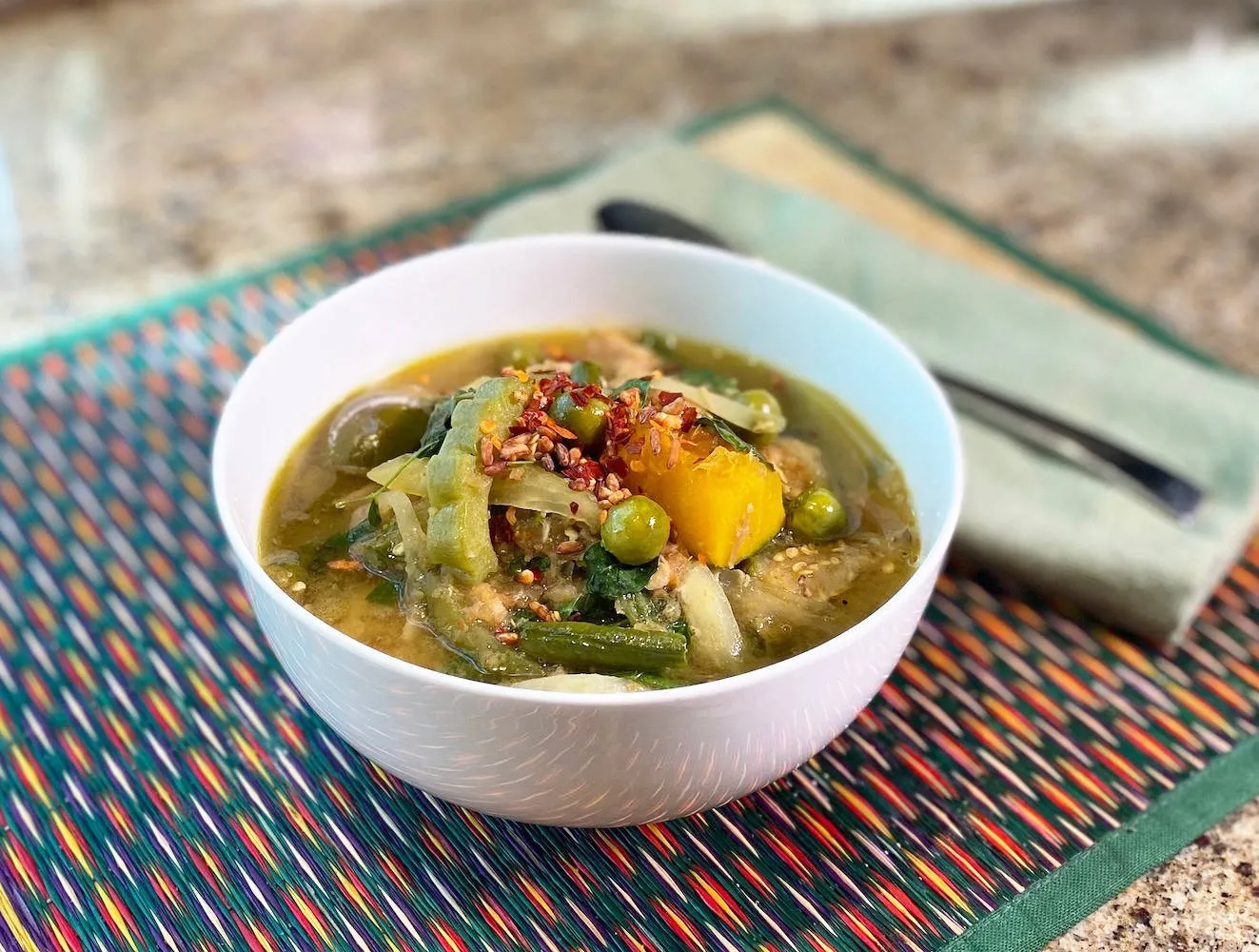 Alt: Tô canh Samlor Kako nóng hổi, thơm ngon