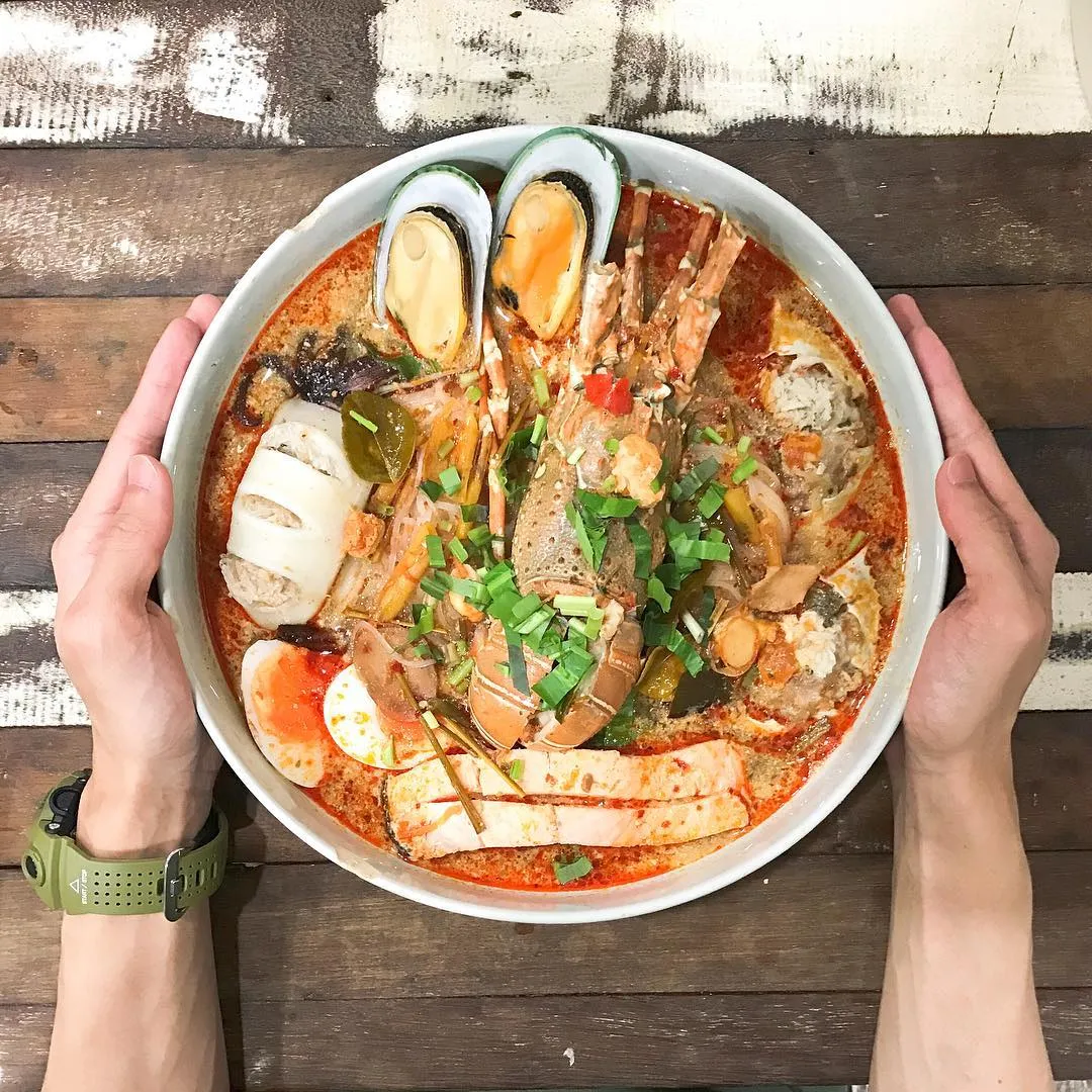 Alt: Tô canh Tom Yum chua cay đặc trưng của Thái Lan với tôm, nấm và các loại rau thơm.