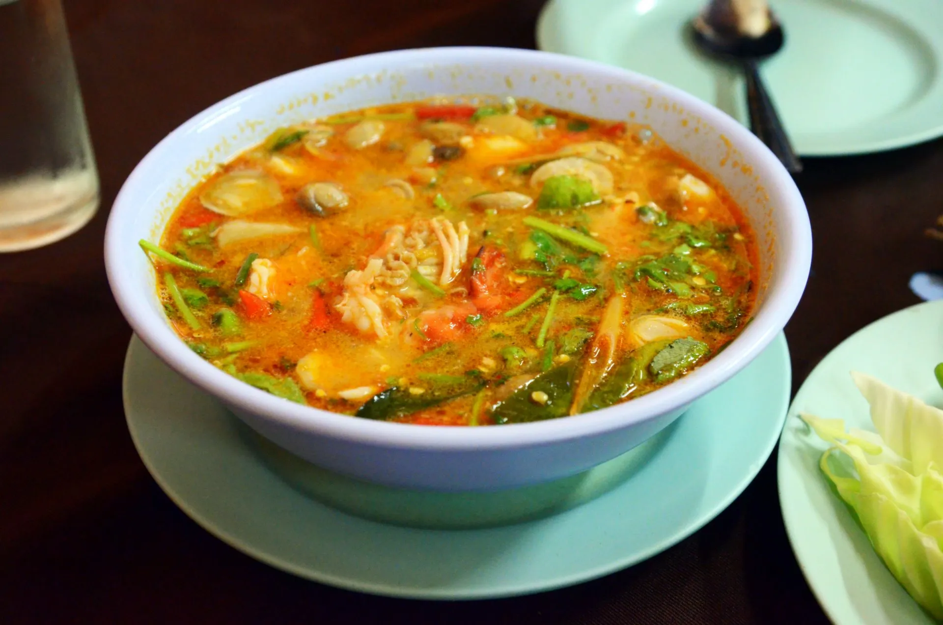 Alt: Tô canh Tom Yum chua cay với tôm, nấm và rau thơm