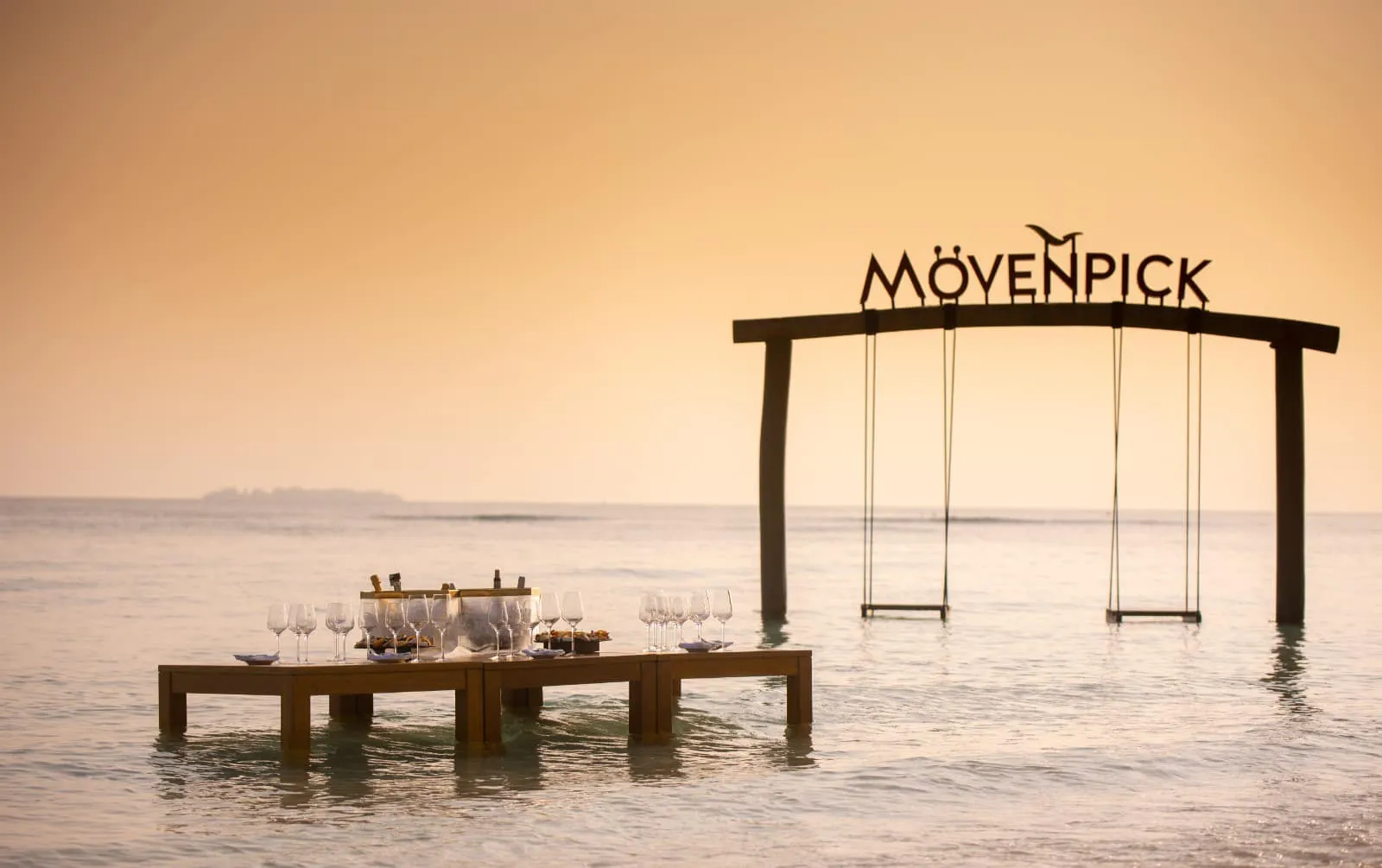 alt Tổ chức đám cưới trên biển tại Movenpick Kuredhivaru Maldives