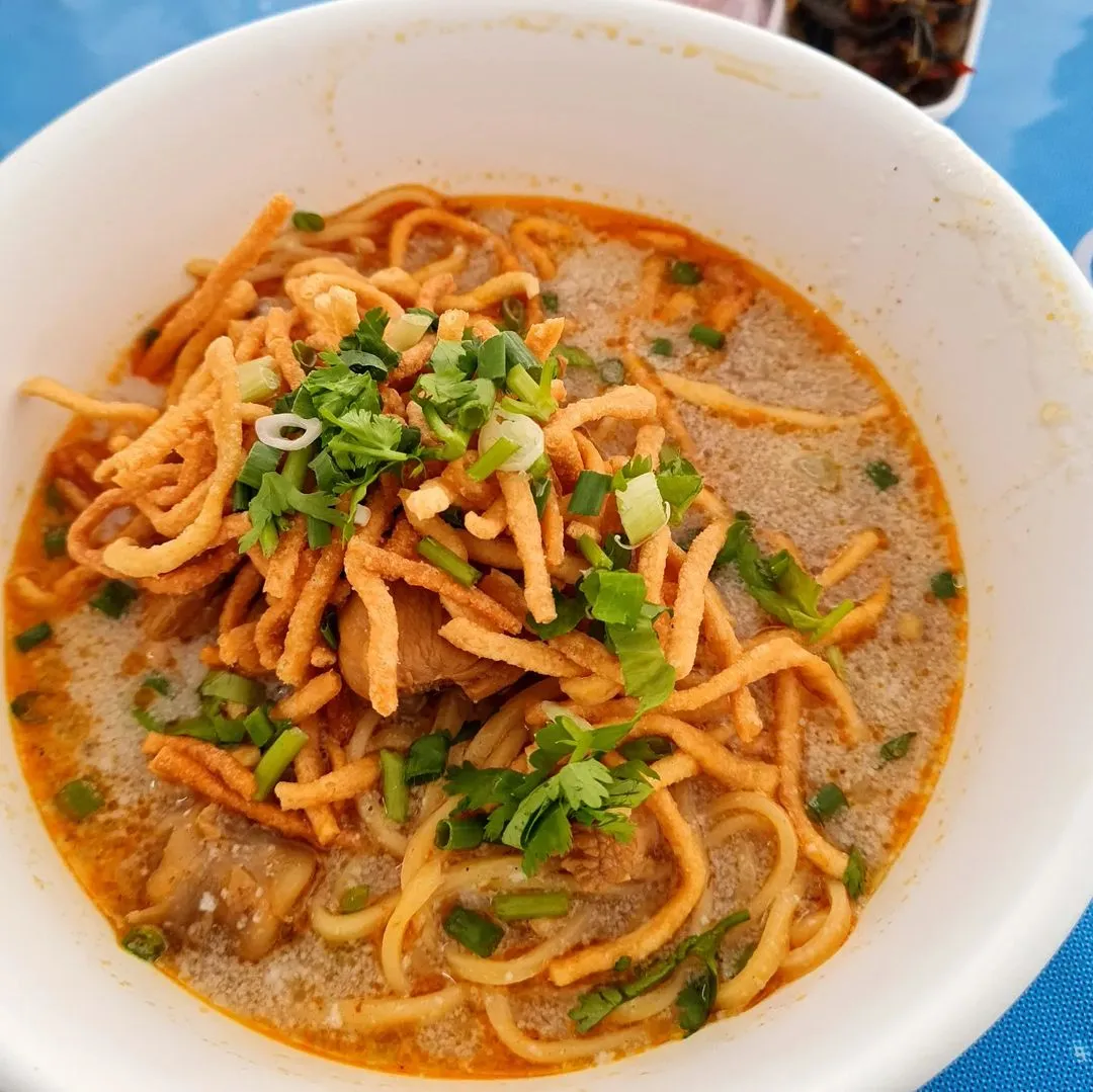 Alt: Tô Khao Soi với mì trứng và thịt trong nước dùng cà ri