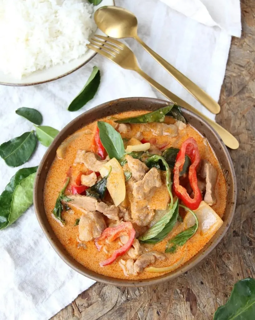 Alt: Tô Panang Curry với thịt và nước cốt dừa béo ngậy