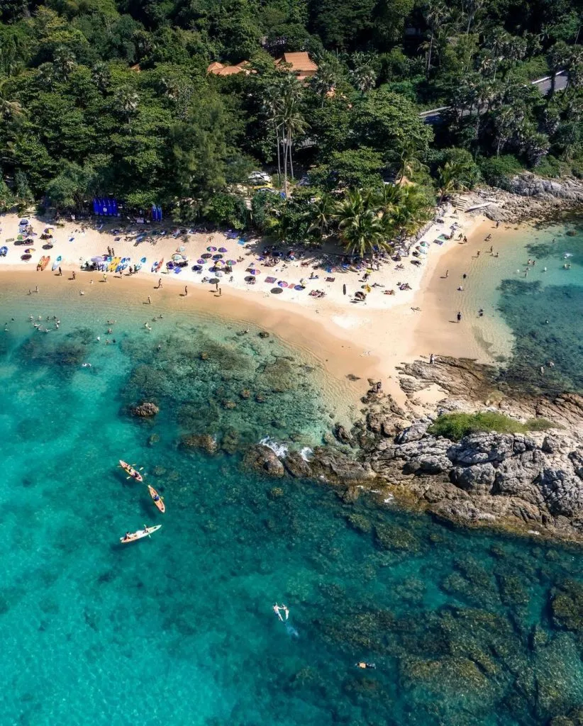 alt: Toàn cảnh bãi biển Phuket với cát trắng mịn và nước biển trong vắt