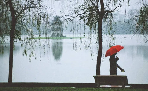 alt: Toàn cảnh Hồ Gươm với Tháp Rùa mờ ảo trong sương sớm