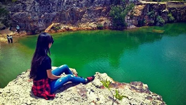 alt: Toàn cảnh hồ Tà Pạ nhìn từ trên cao