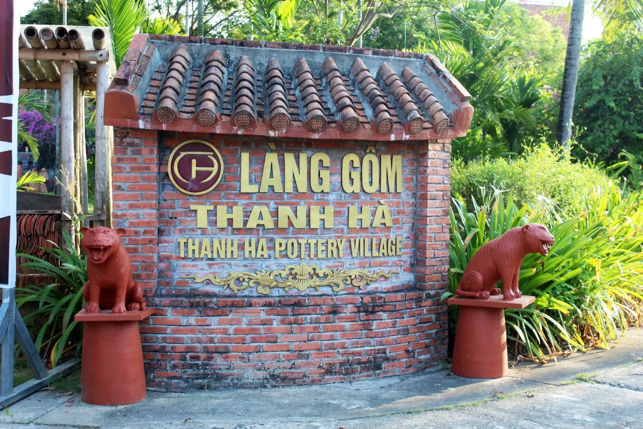alt: Toàn cảnh làng gốm Thanh Hà với những ngôi nhà cổ kính
