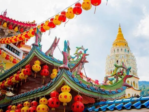 Alt: Toàn cảnh ngôi chùa Kek Lok Si rực rỡ sắc màu tại George Town, Penang, Malaysia