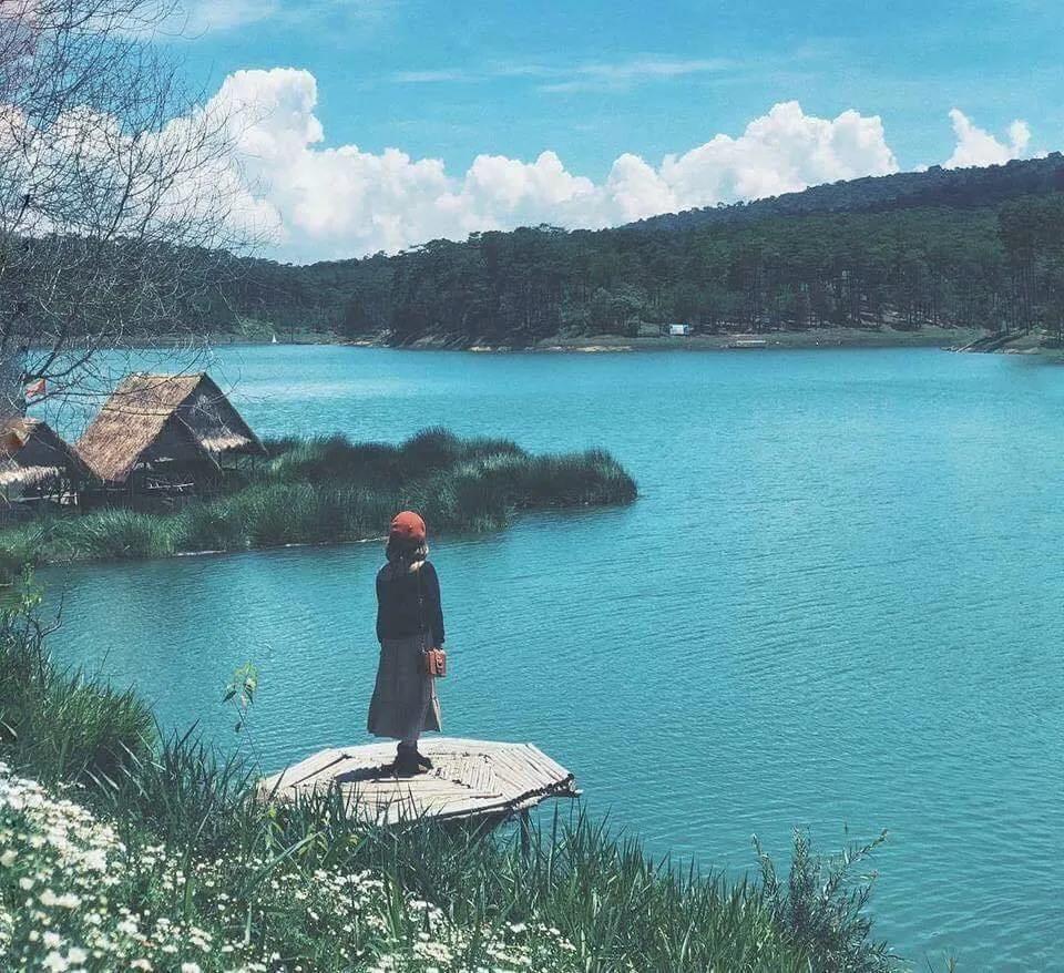 alt: Toàn cảnh phim trường Happy Hill Đà Lạt với nhiều tiểu cảnh độc đáo