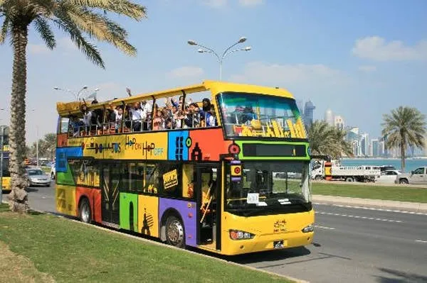 Alt: Toàn cảnh thành phố Doha hiện đại với những tòa nhà chọc trời bên bờ biển.