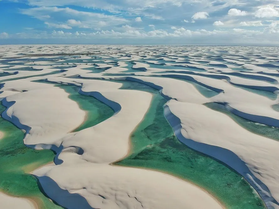 alt: Toàn cảnh Vườn quốc gia Lençóis Maranhenses với những cồn cát trắng và hồ nước xanh ngọc