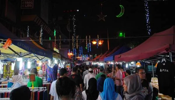 alt: Trung tâm thương mại sầm uất tại Kuala Lumpur, Malaysia