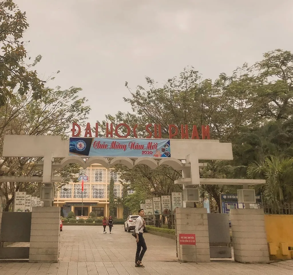 alt: Trường Đại học Sư Phạm Huế trong phim Mắt Biếc