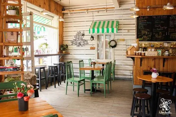 Alt: Windmills Coffee với view toàn cảnh thành phố