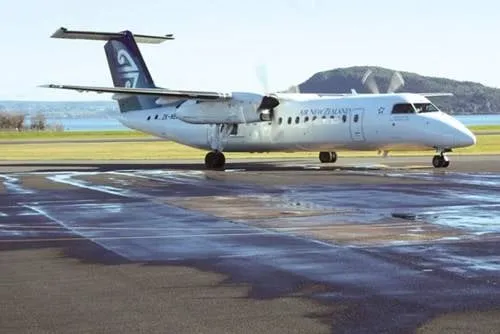 alt=&quot;Máy bay Q300 hạ cánh xuống sân bay Wellington trong điều kiện gió mạnh&quot;