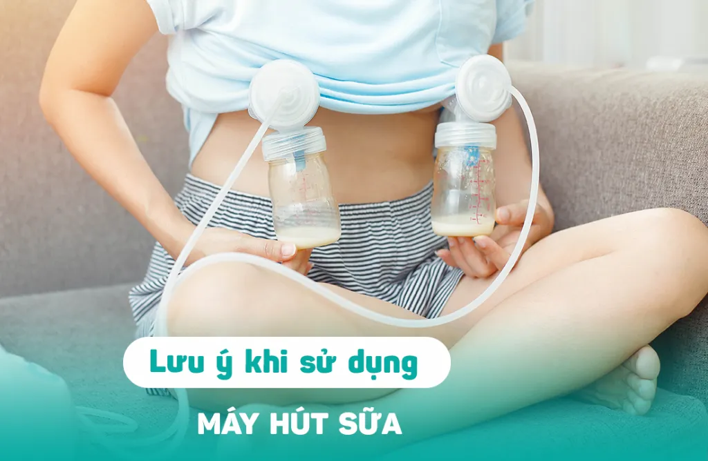 alt=Mẹ đang hút sữa cho con bằng máy hút sữa