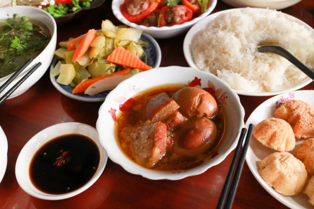 Mâm Cơm Ngày Tết Miền Tây: Hương Vị Sông Nước Đậm Đà 2 am thuc tet mien tay ivivu 2