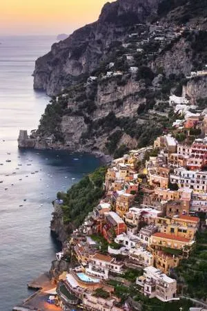 Amalfie Coast, Italy: Amalfie Coast, Ý, quyến rũ du khách với những ngôi làng ven biển đầy màu sắc và khung cảnh thiên nhiên tuyệt đẹp.