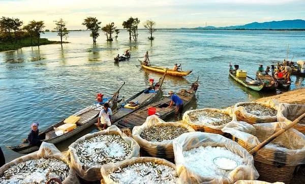 An Giang mùa khô là vùng đất nóng bụi, nhưng mùa nước nổi lại biến thành biển nước mênh mông.