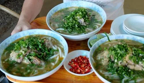 Ăn khuya ở Sài Gòn - Bánh canh Nơ Trang Long