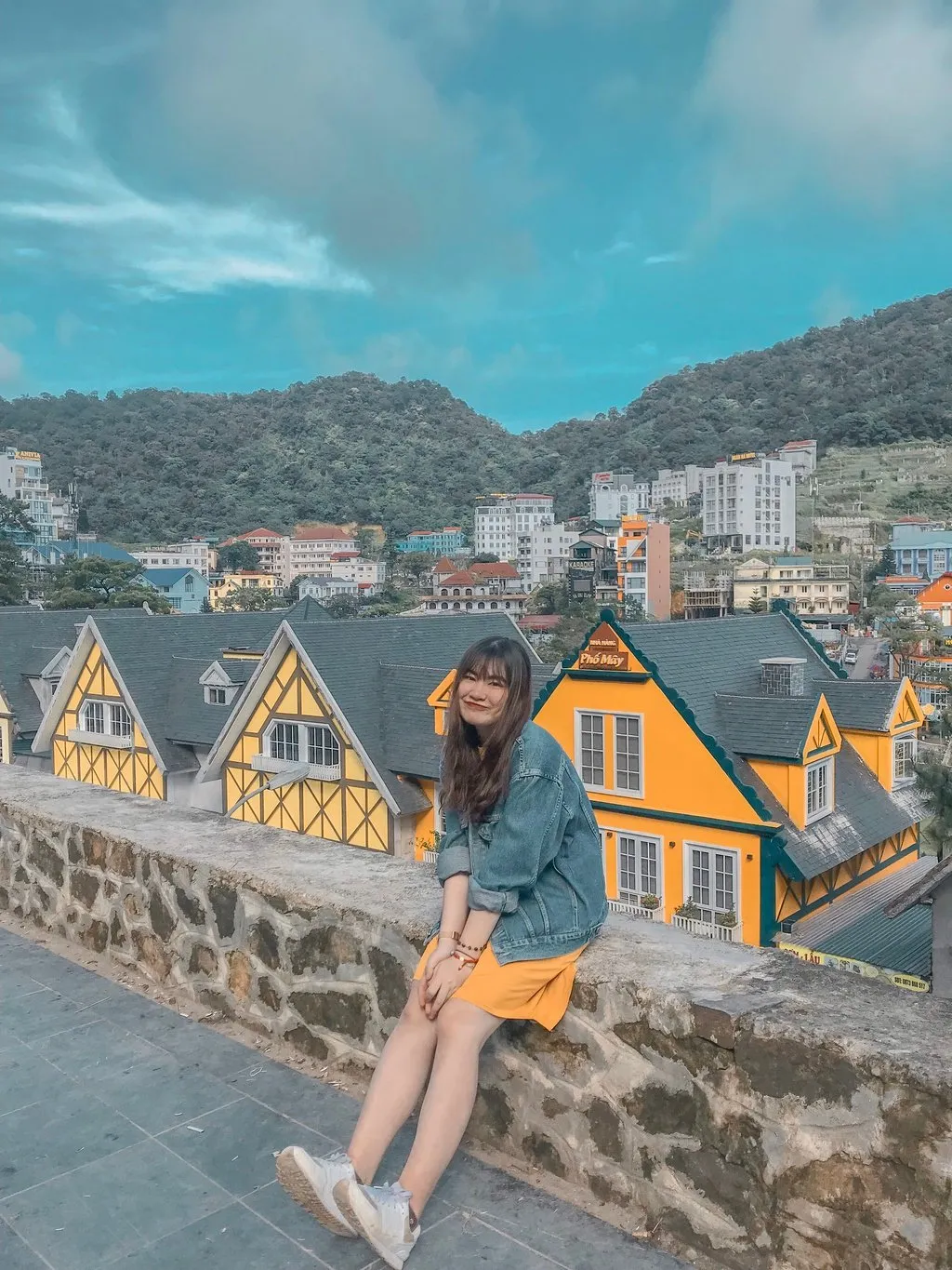 Ảnh đôi bạn thân chụp tại một địa điểm du lịch nổi tiếng