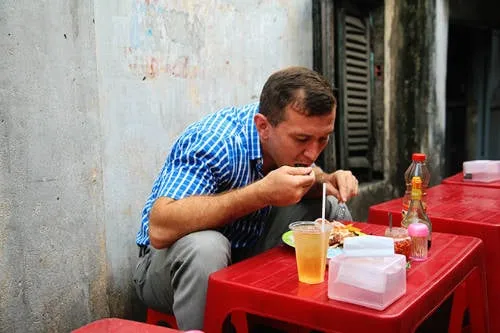 Anh Igor Tatarinov, du khách người Mỹ rất yêu thích cơm tấm Sài Gòn. Ảnh: Phong Vinh.