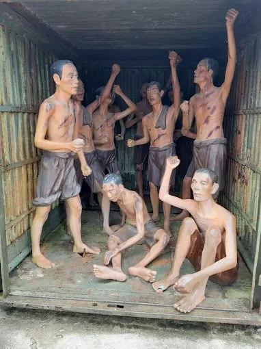 Ảnh: Phòng giam chật hẹp. Alt: Bên trong phòng giam chật hẹp tại nhà tù Phú Quốc