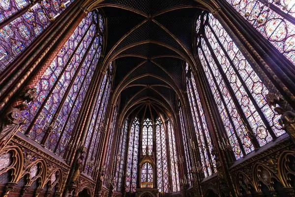 Ánh sáng xuyên qua kính màu tại nhà thờ Sainte Chapelle