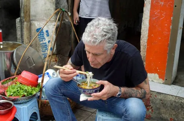 Anthony Bourdain thưởng thức bún ốc Lương Ngọc Quyến