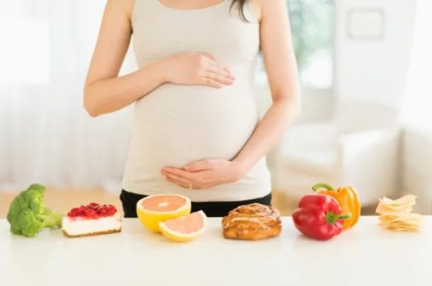 Bà bầu đang uống nước