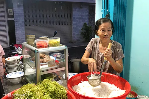 Bà Thao đang chuẩn bị nguyên liệu cho món bún bò. Ảnh: Di Vỹ.