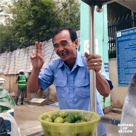 Bác bảo vệ với nụ cười lạc quan. (Ảnh: Humans of Saigon)