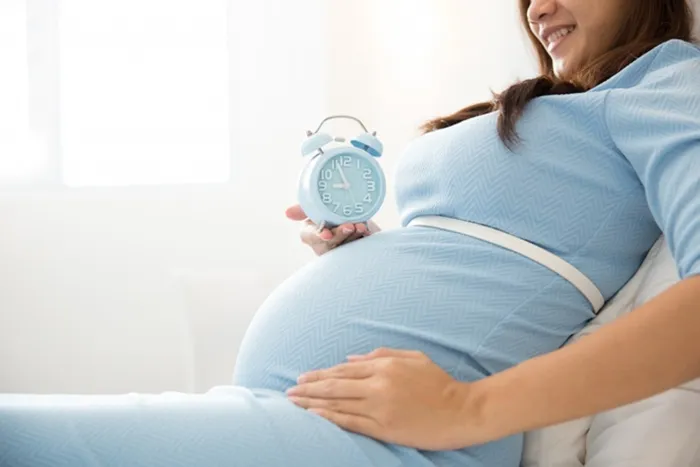 Bác sĩ siêu âm cho mẹ bầu