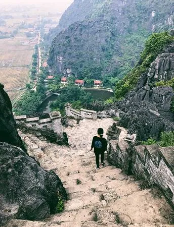 Bậc thang đá dẫn lên đỉnh núi Múa, Ninh Bình.