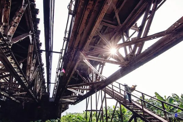 Bậc thang xuống bãi giữa sông Hồng từ cầu Long Biên