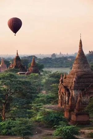 Bagan, Myanmar: Hàng nghìn ngôi đền cổ kính tại Bagan, Myanmar, tạo nên một khung cảnh hùng vĩ và linh thiêng.
