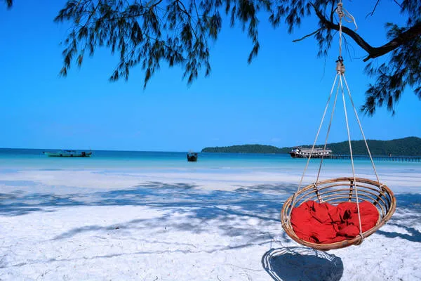 Bãi biển cát trắng trên đảo Koh Rong. Ảnh: Ben bruce