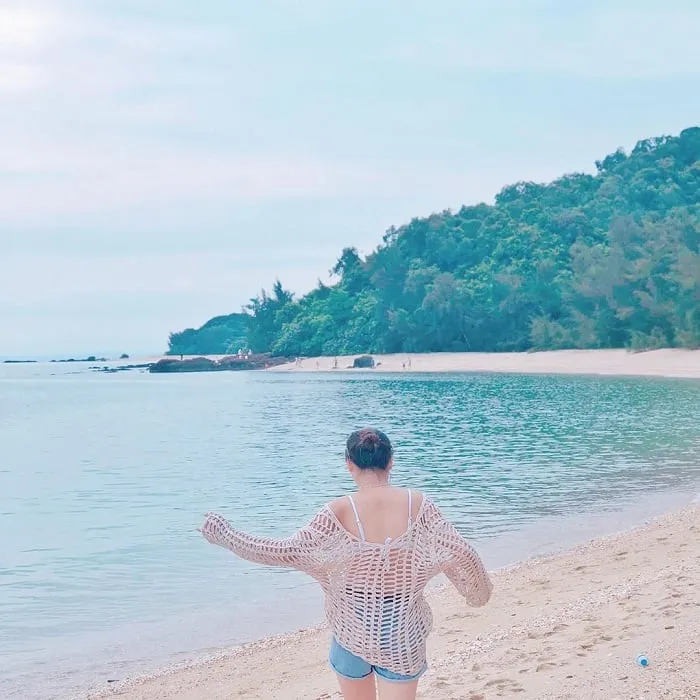 Bãi biển Cô Tô Con với cát trắng và nước biển trong xanh
