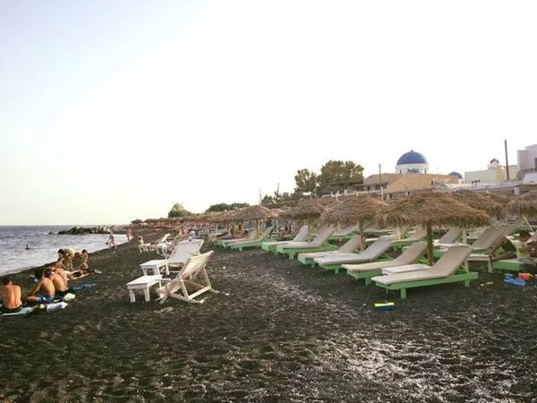 Bãi biển đen độc đáo ở Santorini.