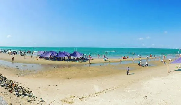 Bãi biển Dinh Cô với cát vàng, nước biển trong xanh và khung cảnh yên bình. Ảnh: princediary57