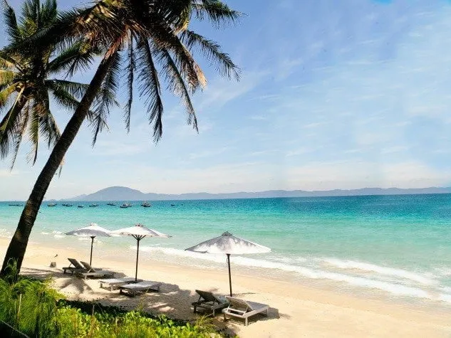 Bãi biển Dốc Lết với hàng dù nhiều màu sắc