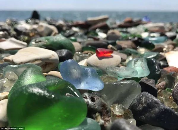 Bãi biển Glass là điểm du lịch nổi tiếng. Ảnh: The Siberian Times.