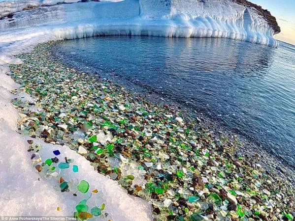 Bãi biển Glass nằm ở vịnh Ussuri, gần thành phố Vladivostok, Nga. Ảnh: Anna Pozharskaya/The Siberian Times.