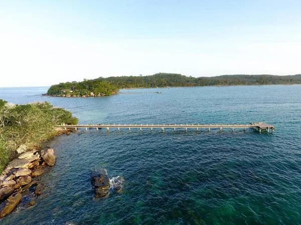 Bãi biển hoang sơ tại Hòn Móng Tay