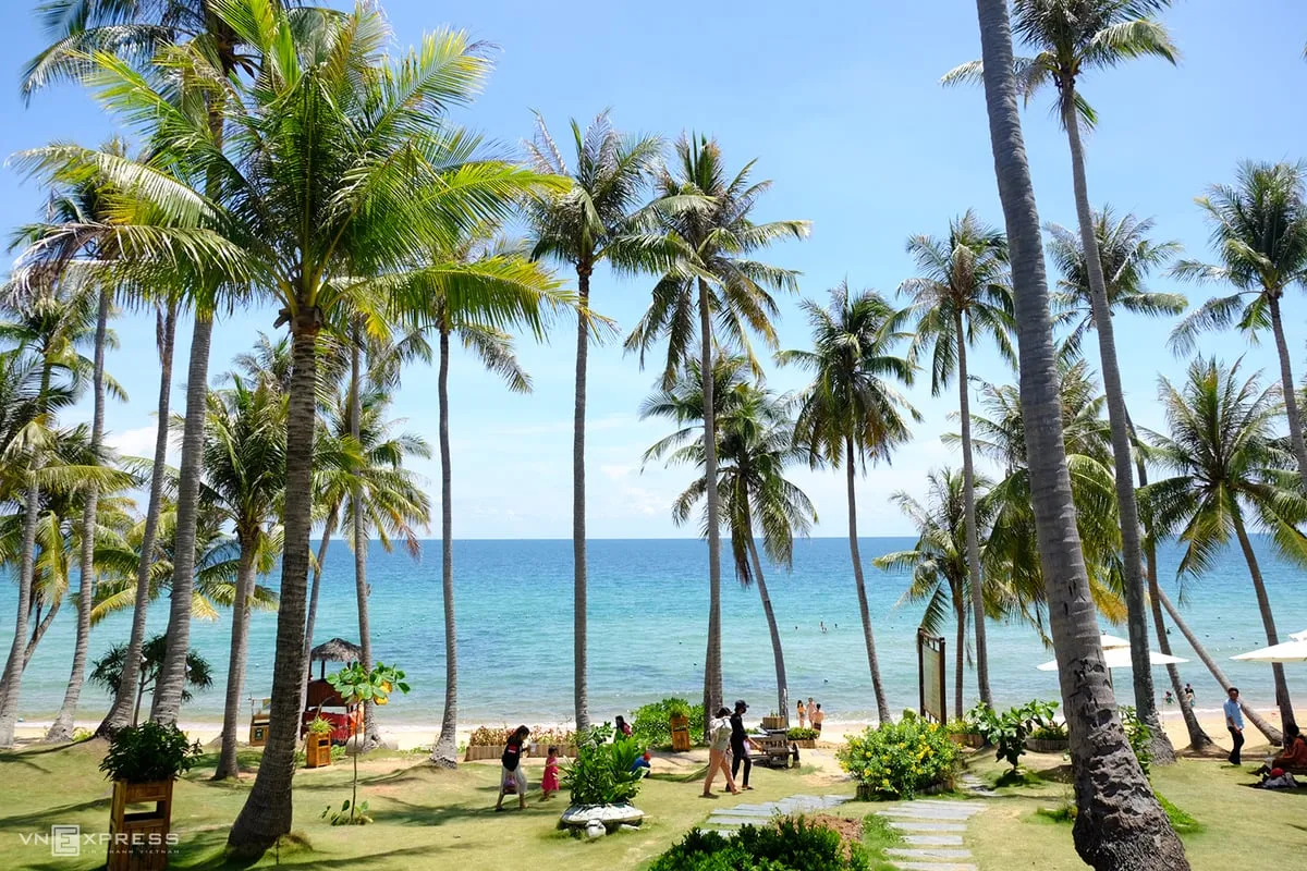 Bãi biển hoang sơ trên đảo Hòn Thơm