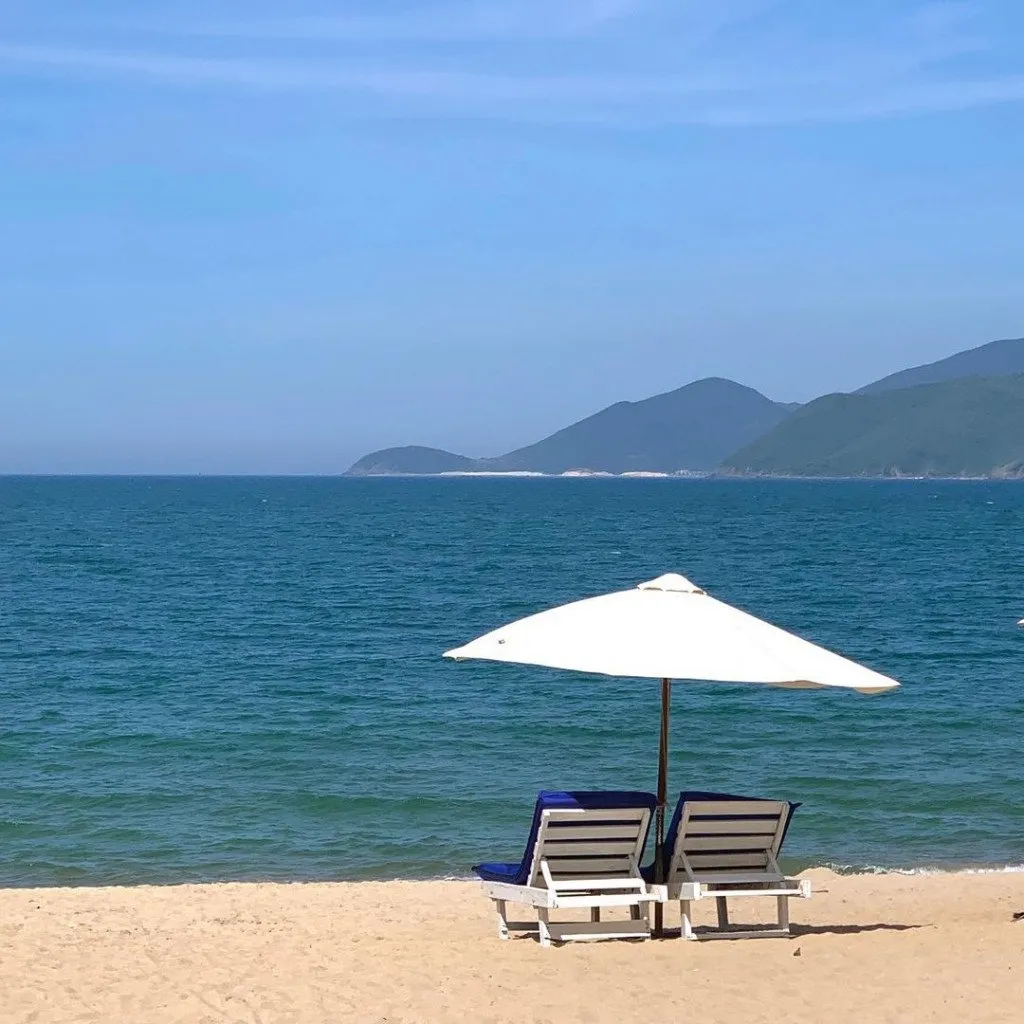 Bãi biển Nha Trang trong xanh. Alt: Khung cảnh biển Nha Trang