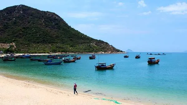 Bãi biển Ninh Vân nhìn từ trên cao. Ảnh: Kua