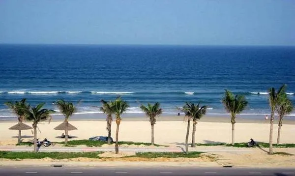 Bãi biển Phạm Văn Đồng
