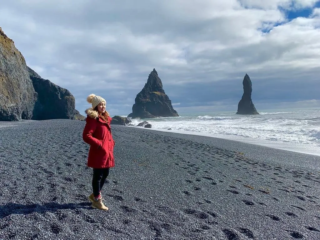 Bãi biển Reynisfjara với các vách đá bazan hùng vĩ. Nguồn ảnh: Valerieteo.