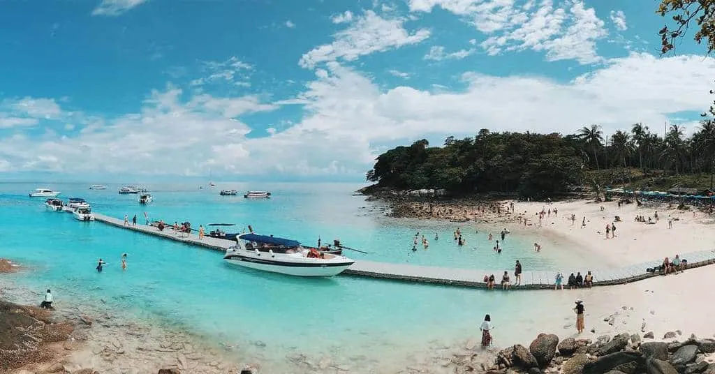 Bãi biển trên đảo Coral