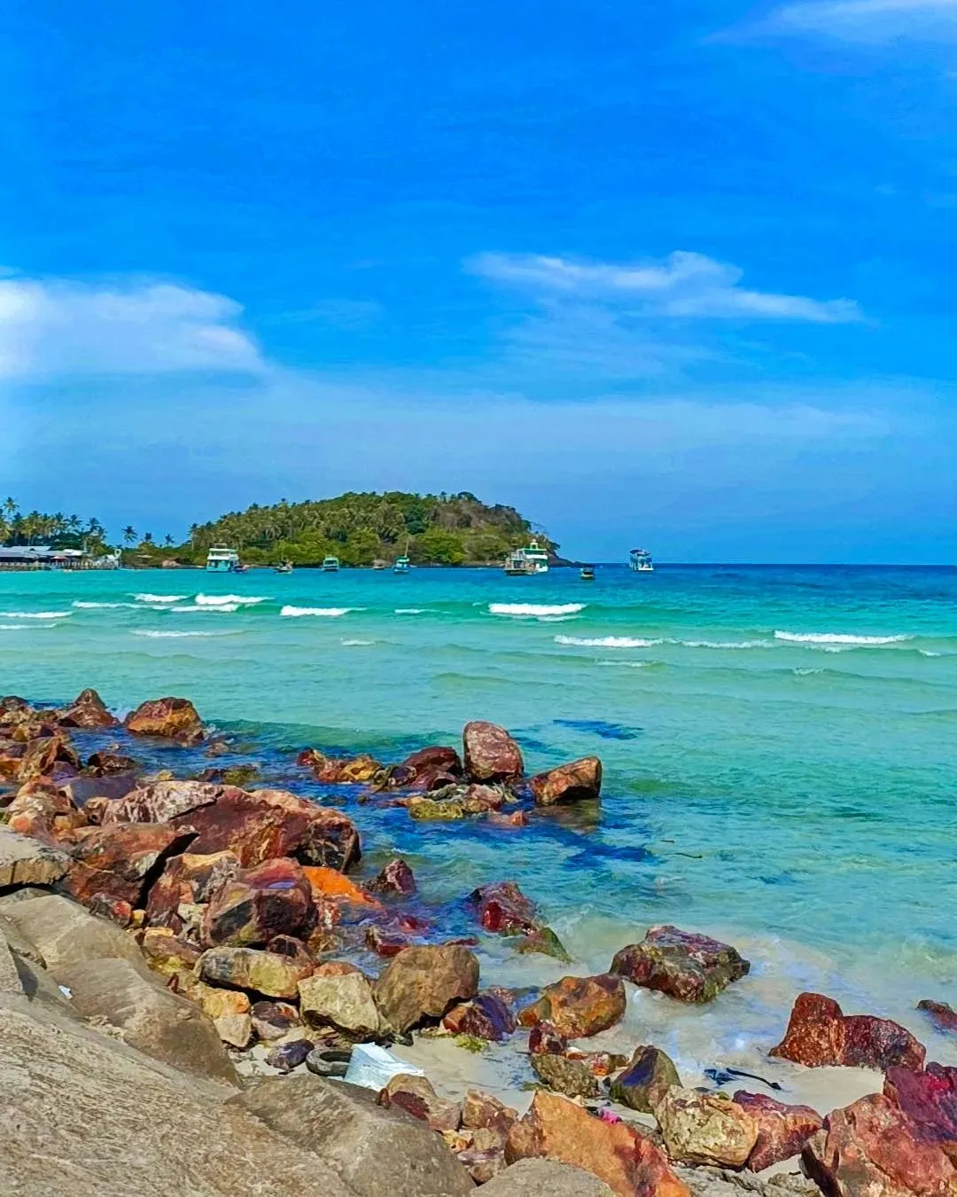 Bãi biển trong xanh tại Hòn Mấu